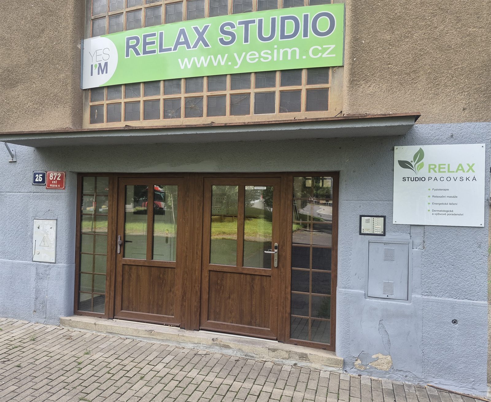 Vchod do Relax studia v Pacovské 872/25 u metra Budějovická